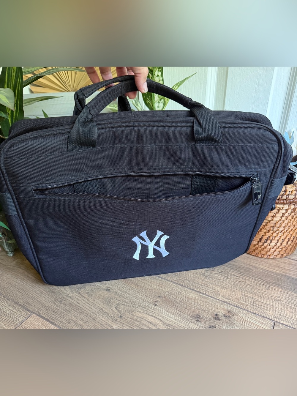 Genuine MLB New York Yankees Black Expandable Laptop Messenger Bag – Unisex - Picture 9 of 13
